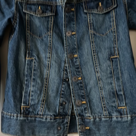 Old Navy Large jean jacket. Excellent used condition. 100% cotton. Med/dark blue - Picture 2 of 10